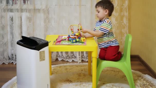 The dehumidifier works in the childrens room — Stock Video