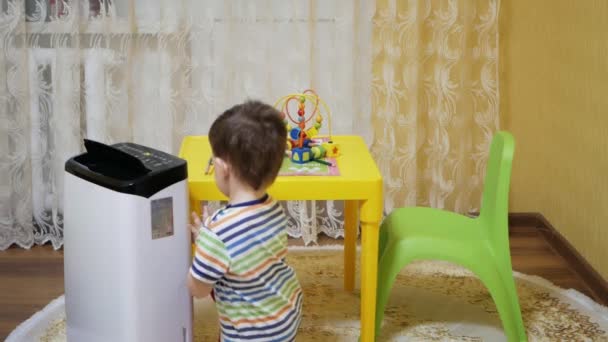 De luchtontvochtiger werkt in de kinderkamer — Stockvideo