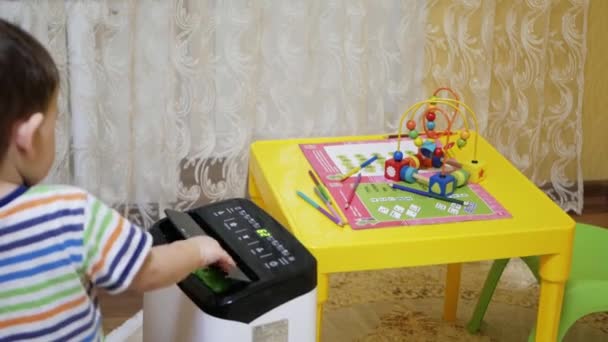 Осушитель работает в детской комнате. — стоковое видео