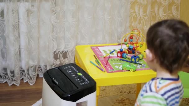 Осушувач працює в дитячій кімнаті — стокове відео