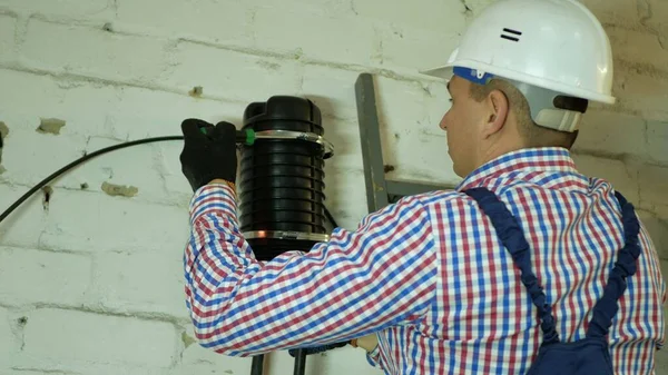 Bir ağ mühendisi optik fiber ekipmanlarla çalışır