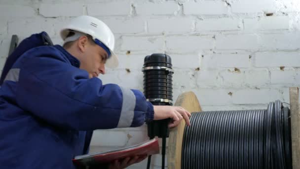 Ein Netzwerktechniker arbeitet mit Glasfasertechnik — Stockvideo