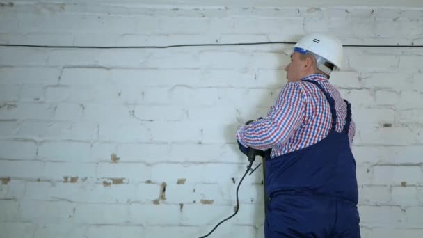 Construção de uma linha de comunicação de fibra óptica ao longo da parede. — Vídeo de Stock