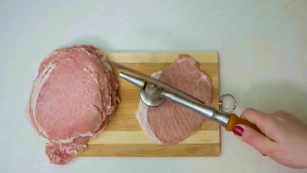 Vaření vepřových kotlet. Nabídka masa v akci, detailní záběr. — Stock video