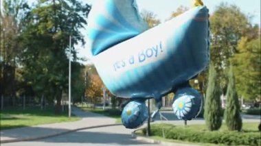 Üzerinde yazı olan balon bir erkek..