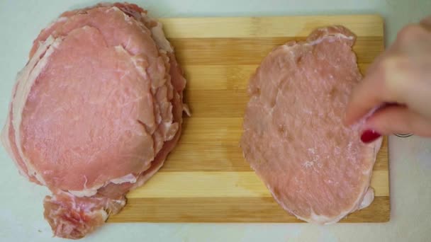 Cocinar chuletas de carne de cerdo. Ablandador de carne en acción, primer plano. — Vídeo de stock