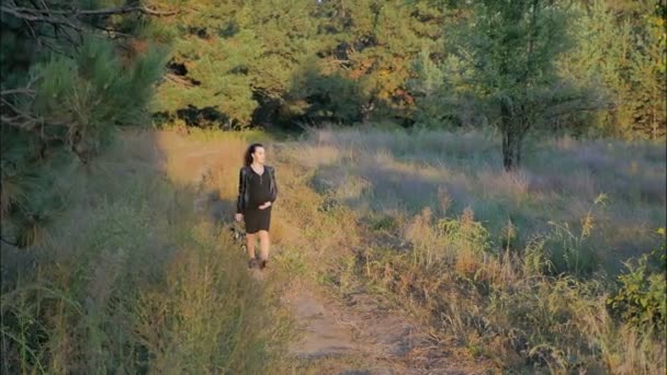 Беременная девушка, гуляющая в сосновом лесу — стоковое видео