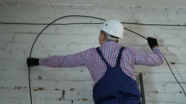 En nätingenjör arbetar med optisk fiberutrustning — Stockvideo