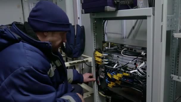 Los técnicos están instalando fibra óptica con bridas de cable. — Vídeos de Stock