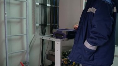 Optik yama kablosuyla sunucu odasında ağ mühendisi.