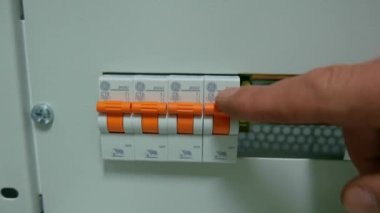 Elektrik voltajının yakın plan görüntüsü.