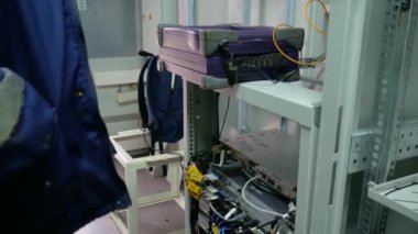 Optik yama kablosuyla sunucu odasında ağ mühendisi.