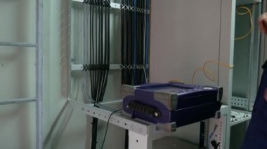 Optik kabloyu yakından ölçmek için bir cihaz. Yukarıdan görüntüle.