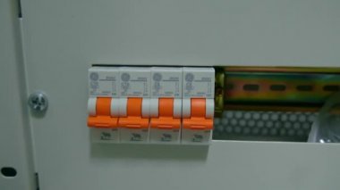 Elektrik voltajının yakın plan görüntüsü.