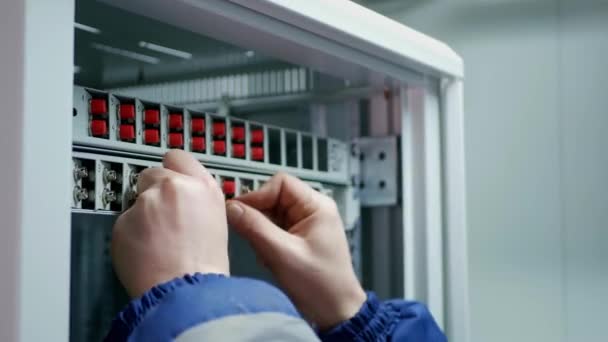Nätverksingenjör i serverrum med optisk lappsladd. — Stockvideo