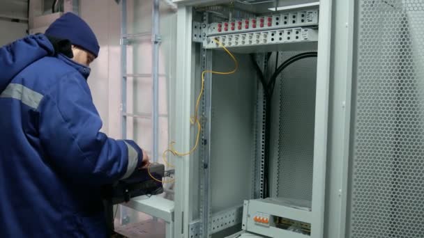 Мережевий інженер у серверній кімнаті з оптичним патч-кодом . — стокове відео