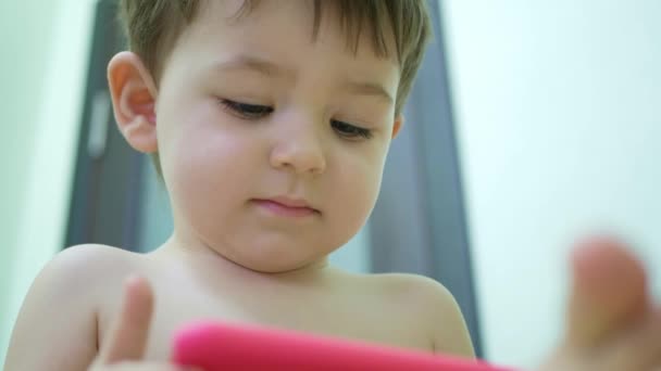Imádnivaló kisfiú fia használ smartphone néz vicces videók — Stock videók