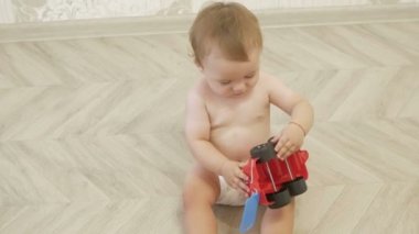 Küçük çocuk oyuncak bebek oynuyor.