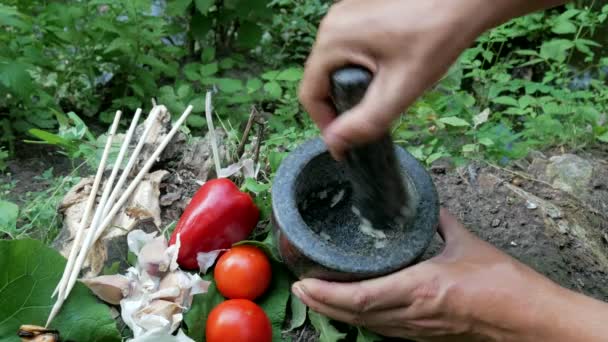 Cocinar kebab de mariscos sobre una fogata en el bosque — Vídeos de Stock