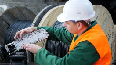 Bir iletişim mühendisi optik fiber kabloyla çalışır..