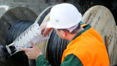 Bir iletişim mühendisi optik fiber kabloyla çalışır..