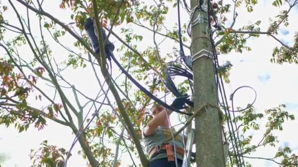 Man kopplar in en fiberoptisk navkabel — Stockvideo