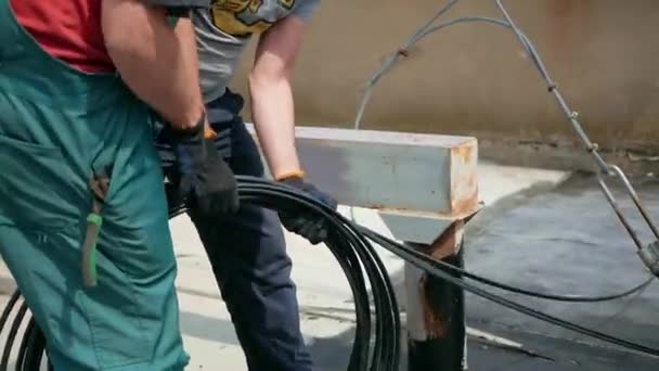 Seorang pria yang memasang kabel serat optik — Stok Video