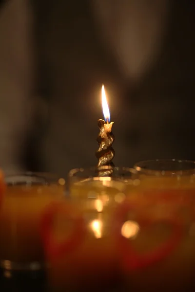 Zdjęcie świeca na stole — Zdjęcie stockowe