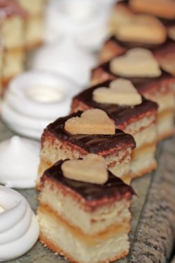 şekerleme ve kalp şeklinde kurabiye