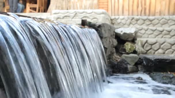 Штучний водоспад у ставку з каменем — стокове відео