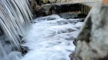 temiz su ile bir havuzda yapay şelale