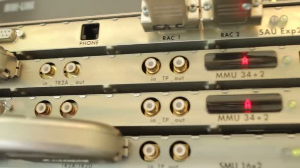 Síťové kabely připojené k rozbočovači — Stock video