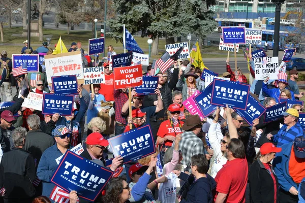 Manifestación Denver Colorado Por Presidente Donald Trump Febrero 2017 —  Fotos de Stock