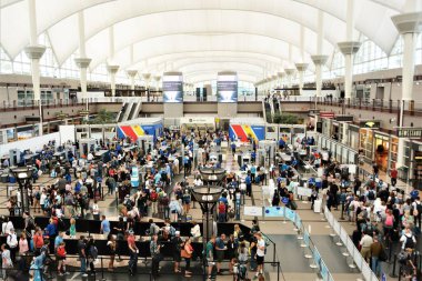 Denver Uluslararası Havalimanı 'ndaki gezginler güvenlik kontrol noktalarından geçecekler..