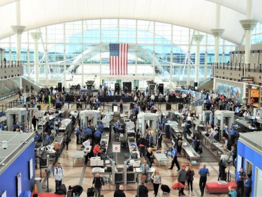 Denver Uluslararası Havalimanı 'ndaki gezginler güvenlik kontrol noktalarından geçecekler..