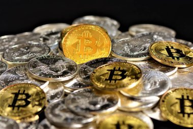 Bitcoin, 2009 yılında yaratılmış bir kriptopara birimidir. Bitcoin takası adı verilen pazarlar, insanların farklı para birimleri kullanarak bitcoin alıp satmasına olanak sağlıyor..