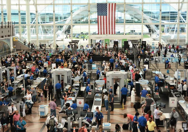 Reisende Denver International Airport Gehen Durch Die Sicherheitskontrollen — Stockfoto