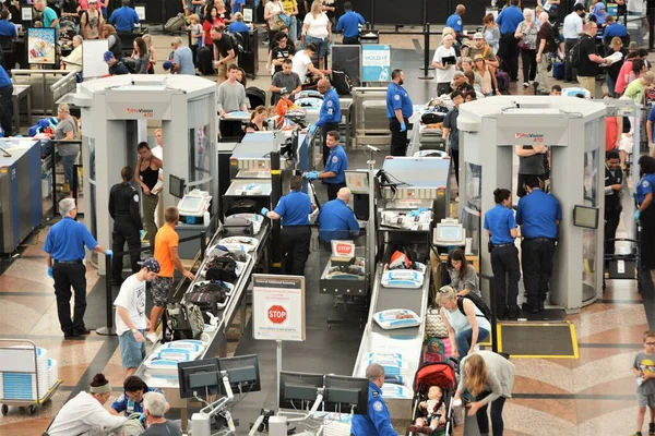 Ταξιδιώτες Στο Διεθνές Αεροδρόμιο Του Ντένβερ Περνούν Από Σημεία Ελέγχου — Φωτογραφία Αρχείου