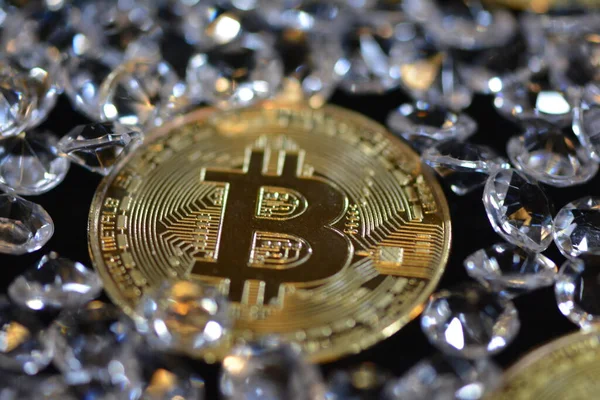 Bitcoin, 2009 yılında yaratılmış bir kriptopara birimidir. Bitcoin takası adı verilen pazarlar, insanların farklı para birimleri kullanarak bitcoin alıp satmasına olanak sağlıyor..