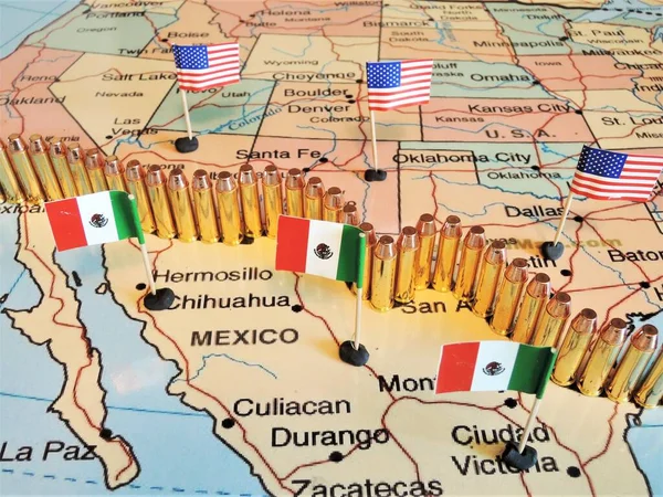 国境の壁とも呼ばれるメキシコ合衆国の障壁は メキシコから米国への不法移民や麻薬取引を減らすことを目的としたメキシコ合衆国の国境沿いの一連の垂直障壁である — ストック写真