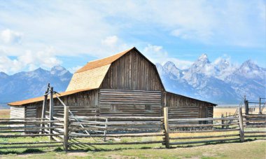 T.A. Moulton Barn ülkedeki en çok fotoğraflanan ahır olmakla birlikte Jackson Hole, Wyoming bölgesindeki en ikonik yerlerden biridir..