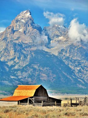 T.A. Moulton Barn ülkedeki en çok fotoğraflanan ahır olmakla birlikte Jackson Hole, Wyoming bölgesindeki en ikonik yerlerden biridir..