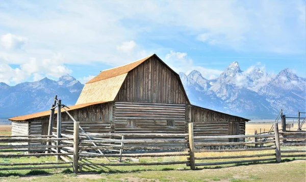 T.A. Moulton Barn ülkedeki en çok fotoğraflanan ahır olmakla birlikte Jackson Hole, Wyoming bölgesindeki en ikonik yerlerden biridir..