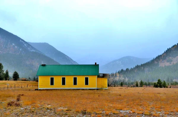 科罗拉多山区的一所旧的黄色学校房子 — 图库照片