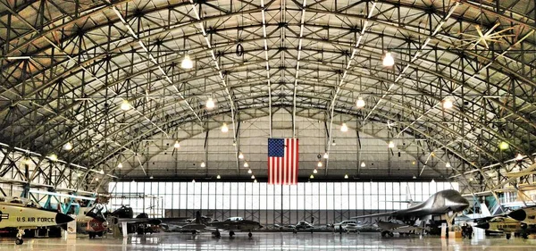 Wings Over the Rockies Air and Space Museum, Denver, Colorado 'daki eski Lowry Hava Üssü' nde yer almaktadır. Bu devasa hava kuvvetleri askısında birçok uçak ve jet sergileniyor.. 