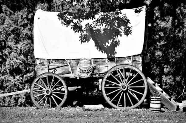 旧车车轮的黑白照片 — 图库照片