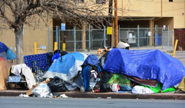 Çadır üstüne çadır, Denver şehir merkezindeki birkaç mahallenin sokakları. Evsizlik yaşayan insanlar bir salgının ortasında hayatlarını sürdürmeye çalışıyorlar. Bu 19 Nisan 2020 'de oldu.. 