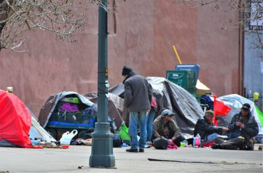 Çadır üstüne çadır, Denver şehir merkezindeki birkaç mahallenin sokakları. Evsizlik yaşayan insanlar bir salgının ortasında hayatlarını sürdürmeye çalışıyorlar. Bu 19 Nisan 2020 'de oldu.. 