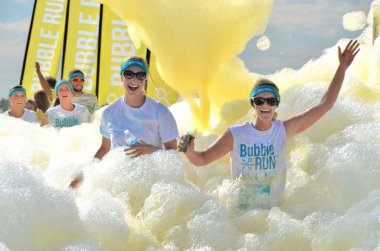 Baloncuk Koşusu orijinal baloncuk koşusu. Beş kilometre (3,1 mil) kabarcıklı, harika bir zaman bekleyebilirsiniz. Koşarken, yürürken, dans ederken, hatta eğlence koşumuzda para kazanmak için bebek arabasını iterken bile. Bu baloncuk yarışı Denver 'da yapıldı..