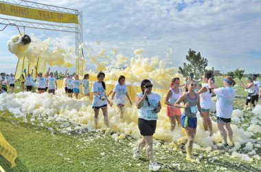 Baloncuk Koşusu orijinal baloncuk koşusu. Beş kilometre (3,1 mil) kabarcıklı, harika bir zaman bekleyebilirsiniz. Koşarken, yürürken, dans ederken, hatta eğlence koşumuzda para kazanmak için bebek arabasını iterken bile. Bu baloncuk yarışı Denver 'da yapıldı..